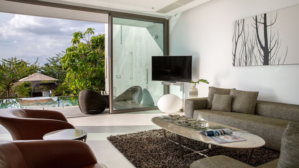 Malaiwana Patio Duplex - Comfortable living area by the pool